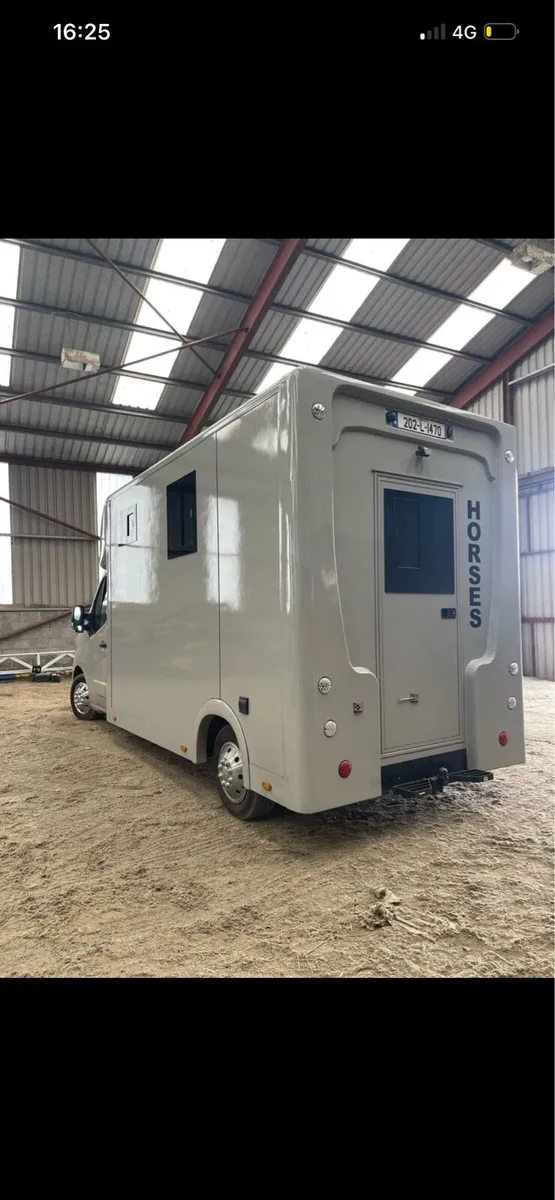 202 Renault Master 2 horse van - Image 3