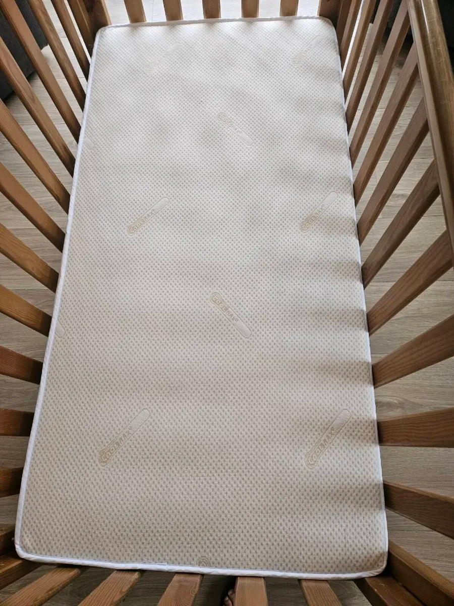 Cot and mattress - Image 3