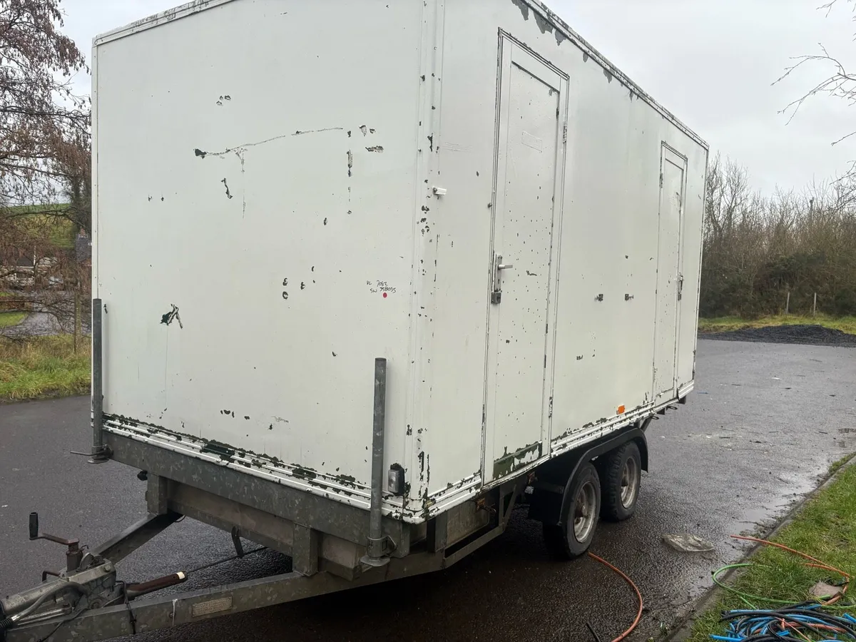 Trailered toilet block - Image 1
