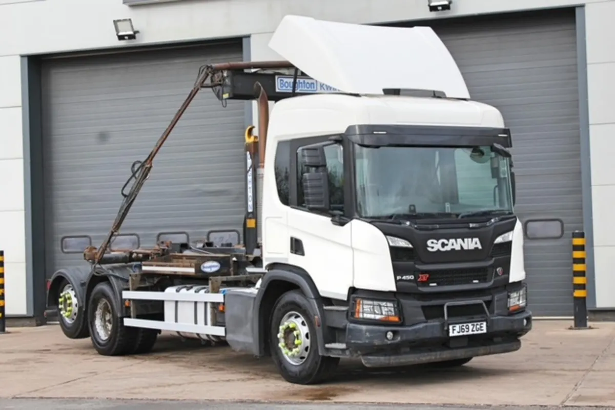 2019 SCANI P450 XT 6X2 HOOK LOADER DRAWBAR SPEC - Image 1