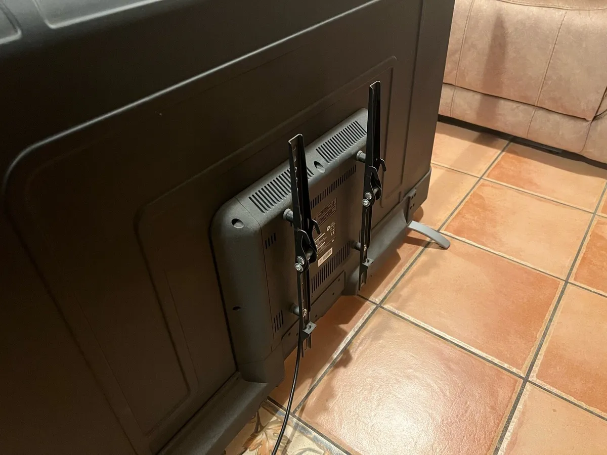 Bauhn 55” tv, with wall bracket - Image 3