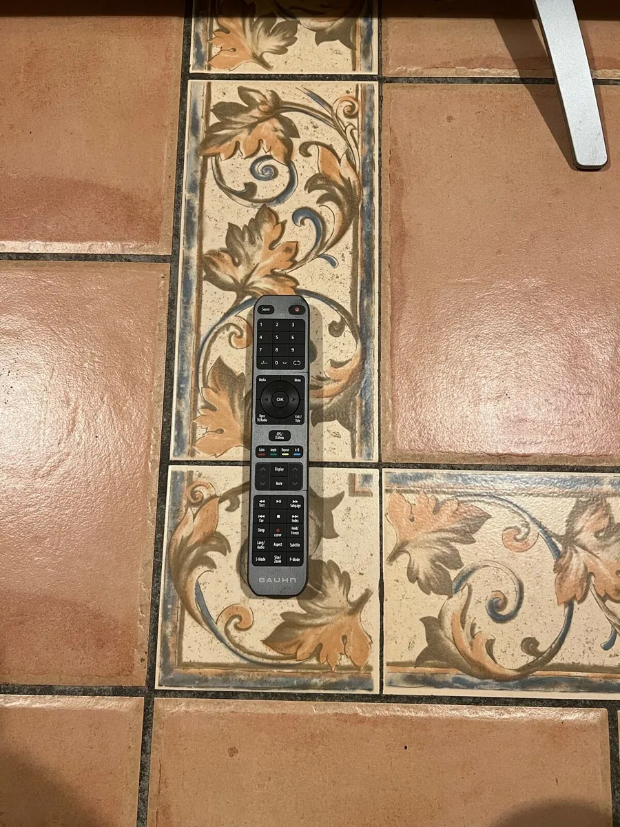 Bauhn 55” tv, with wall bracket - Image 4