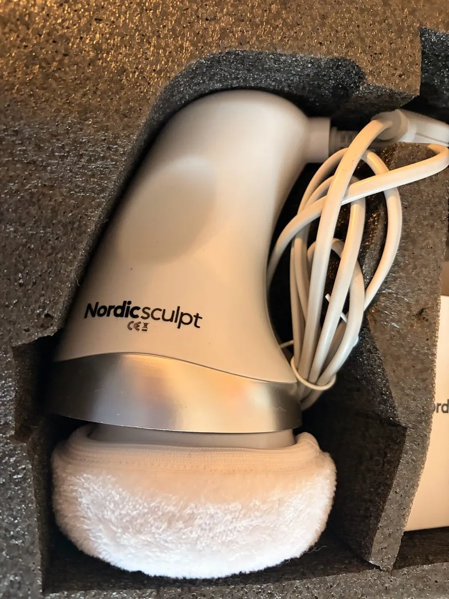 Nordic Sculpt skin tightening device and 2 oils - Image 1