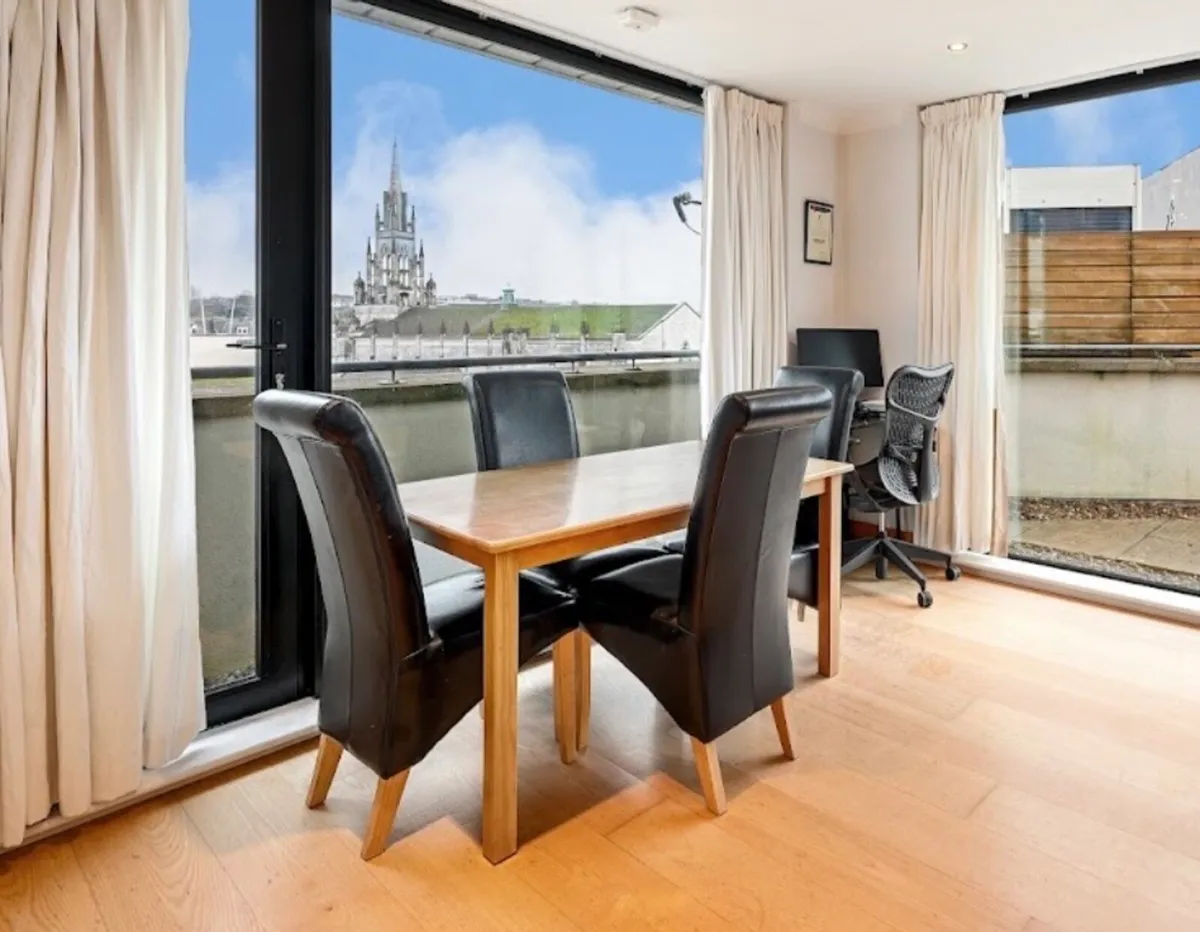 Table and chairs - Image 1