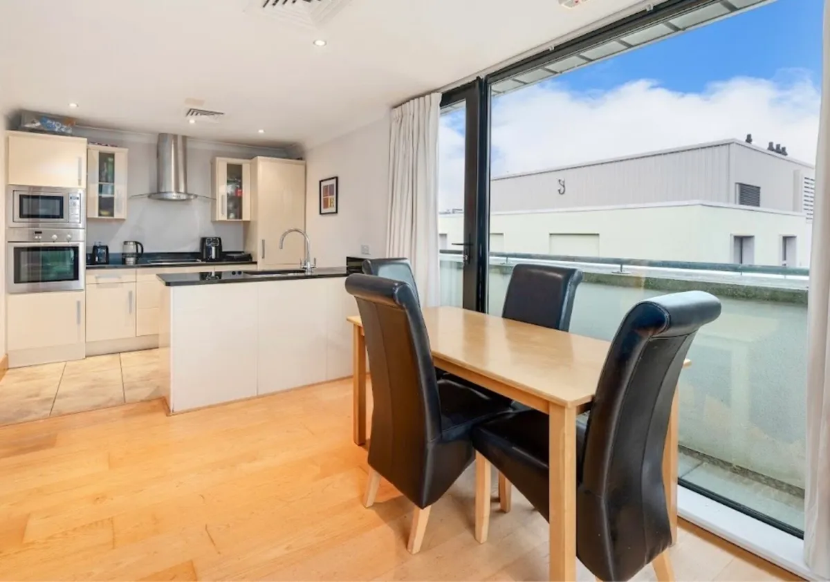 Table and chairs - Image 2