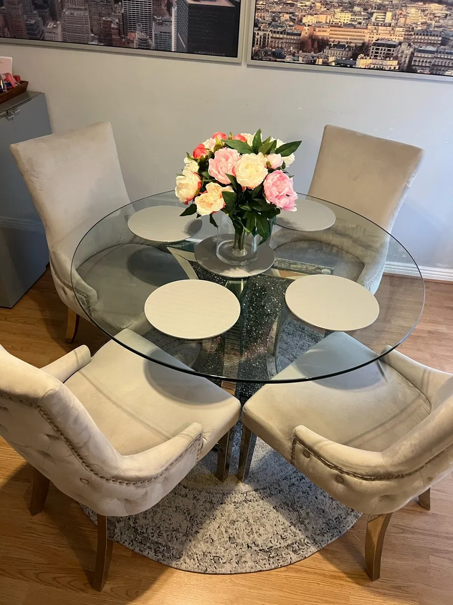 Table and 4 chairs - Image 1