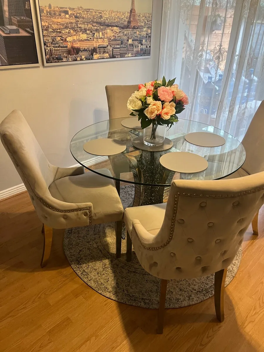 Table and 4 chairs - Image 2