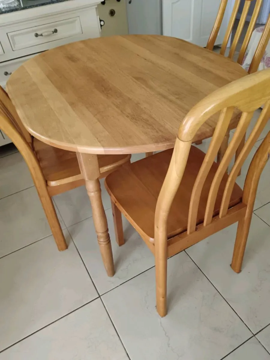 Kitchen table and chairs - Image 1