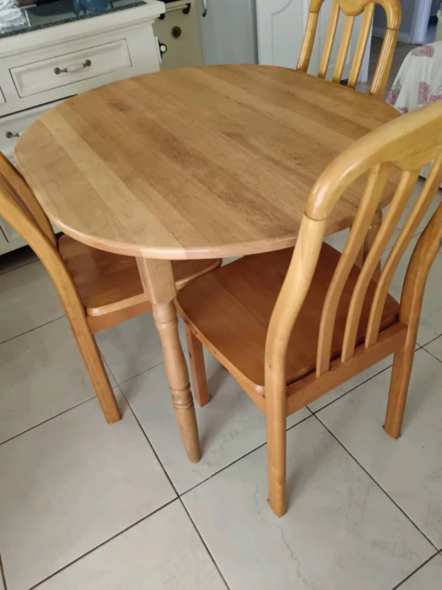 Kitchen table and chairs - Image 2