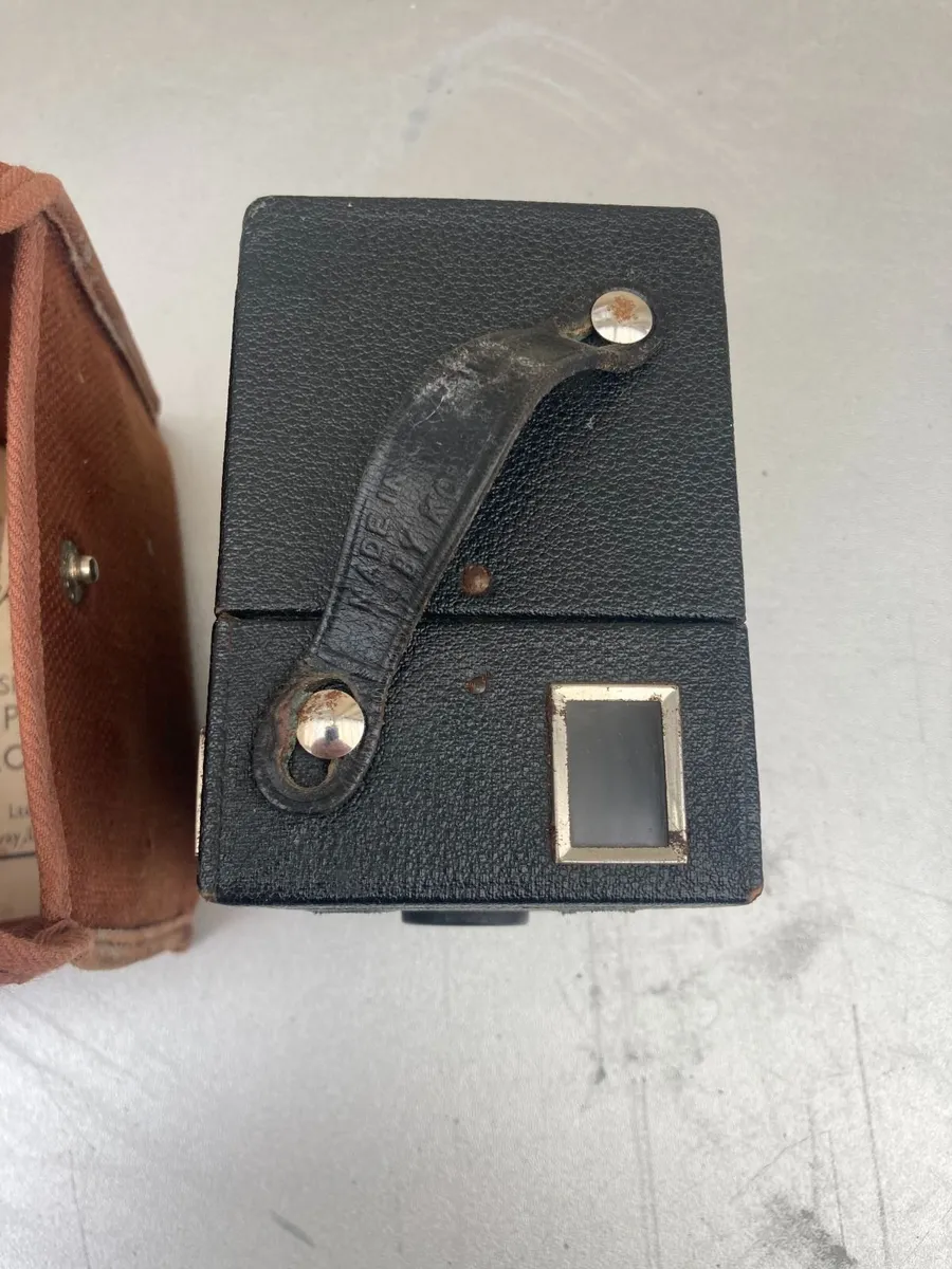 Vintage Camera -  Kodak Brownie Box Camera - Image 4