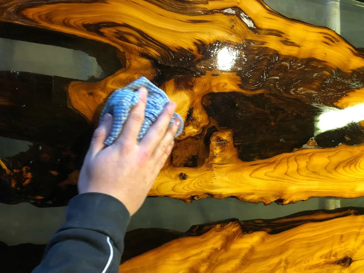 Epoxy resin table - Image 3