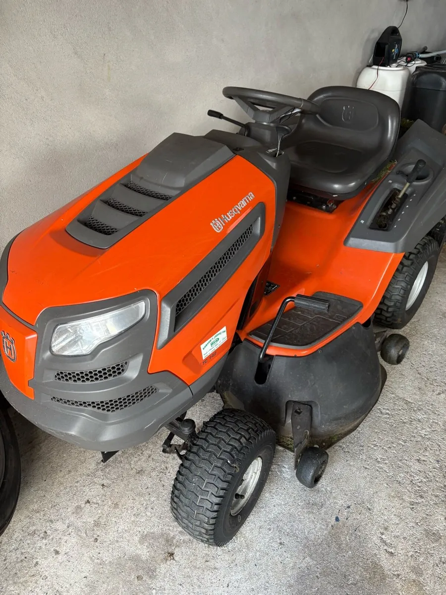 Ride on lawnmower - Image 1