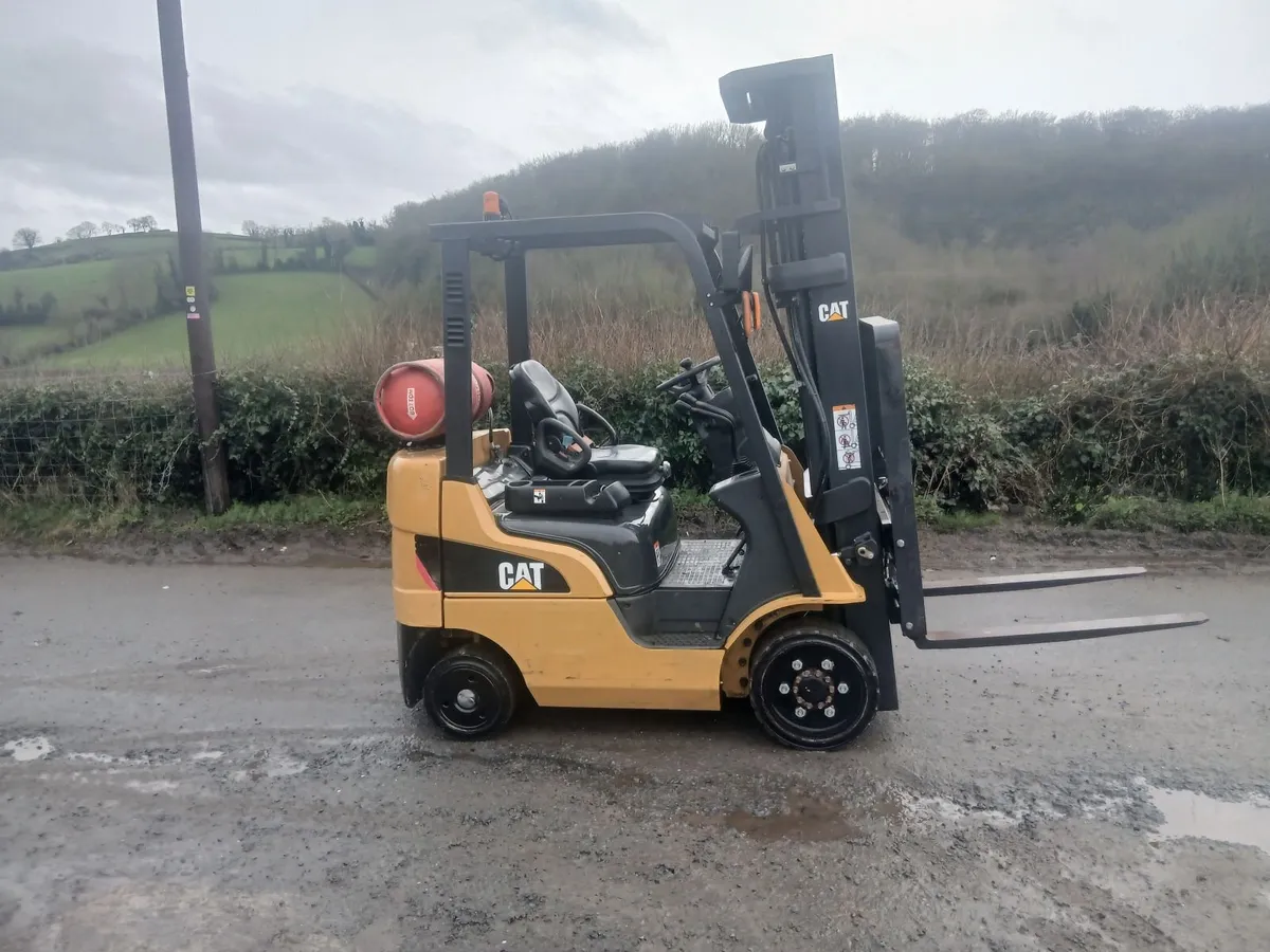Cat 2 ton gas forklift - Image 1
