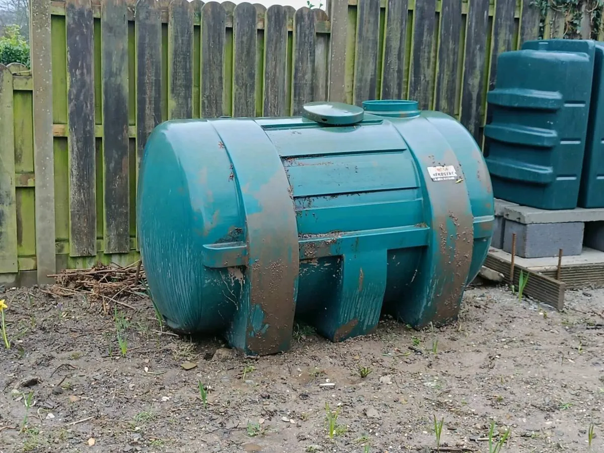 Oil tank - Image 1