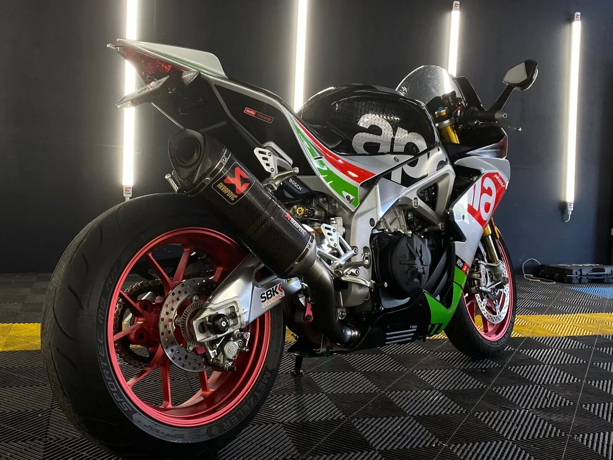 Aprilia RSV4 RF 2017 - Image 3