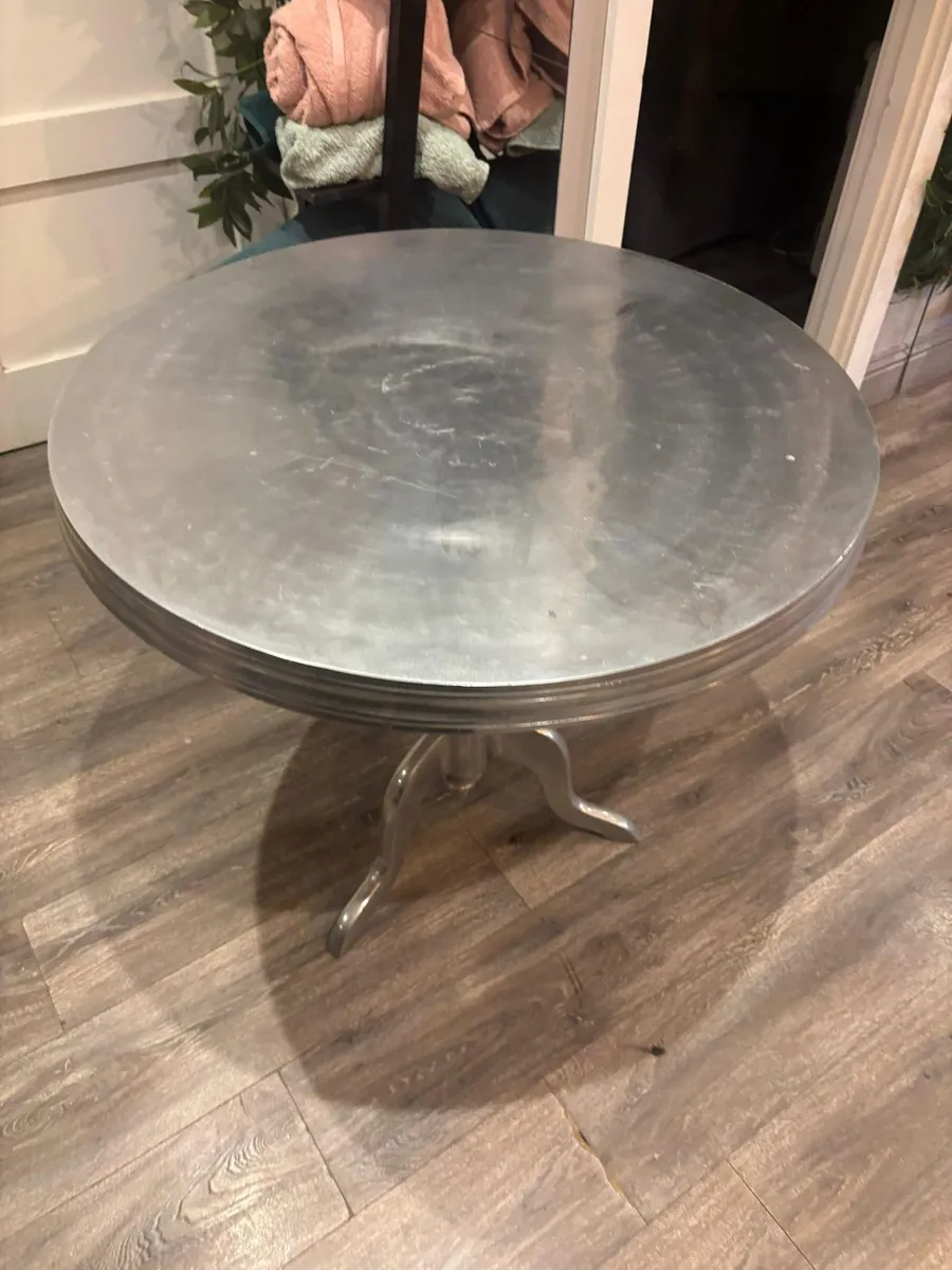 Round table - Image 1