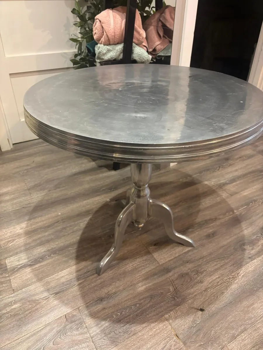 Round table - Image 2