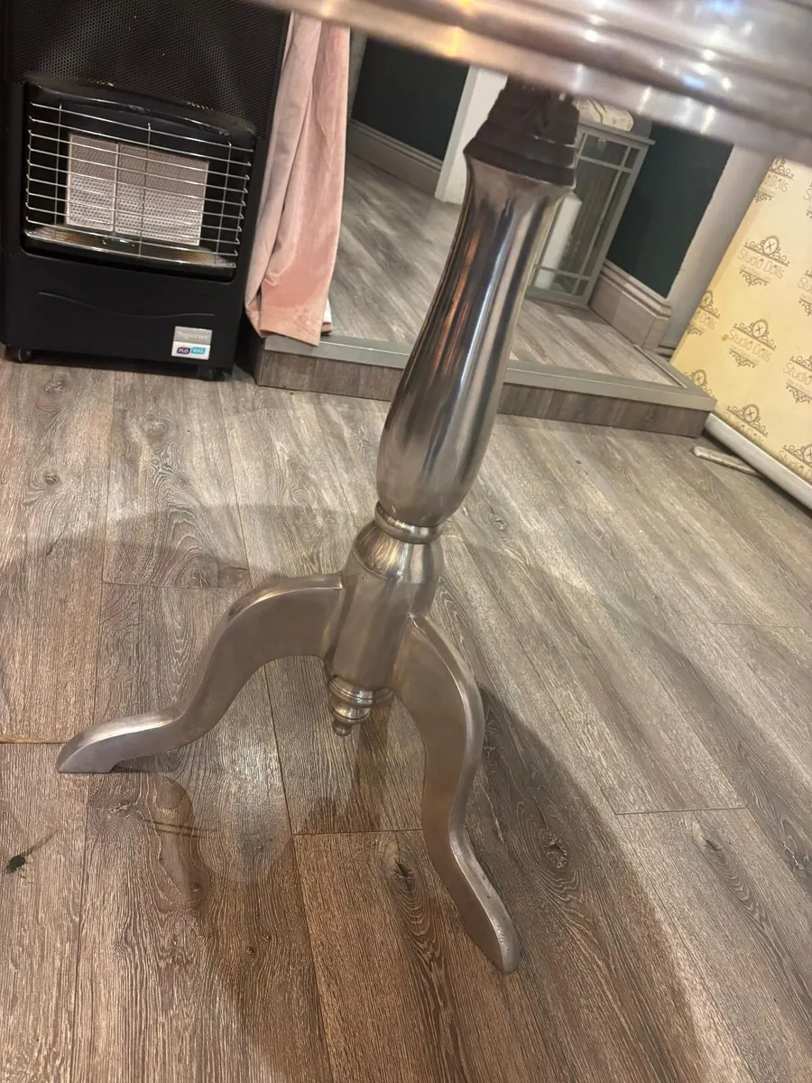 Round table - Image 3