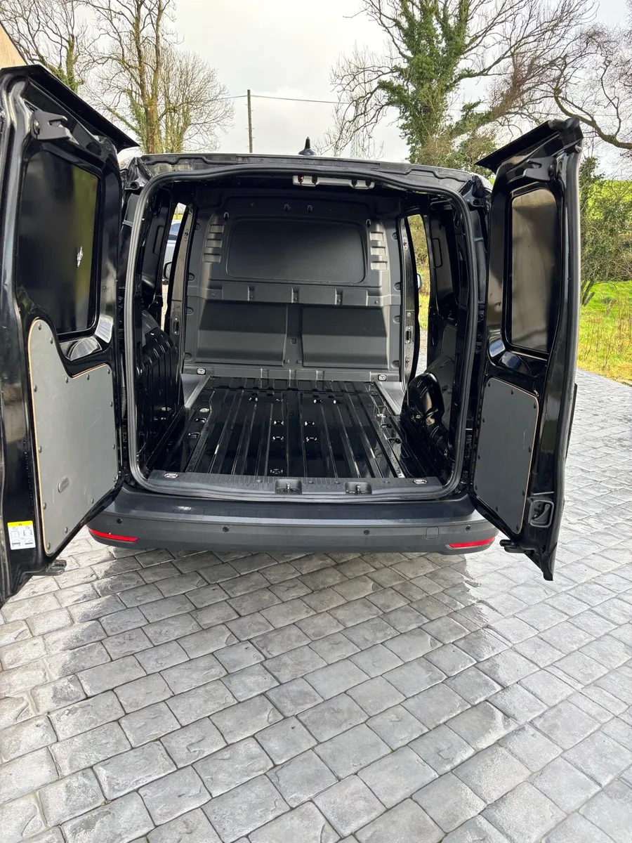 2024 Volkswagen Caddy Maxi Van - Image 4