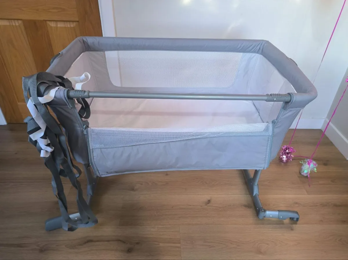 Chicco Next2Me Essential Bedside Crib - Image 2