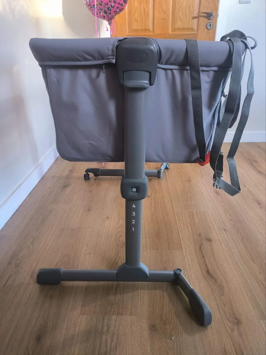 Chicco Next2Me Essential Bedside Crib - Image 4