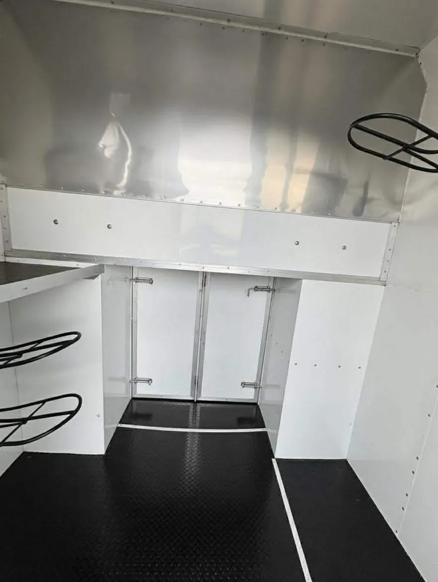 2008 Horse lorry - Image 2