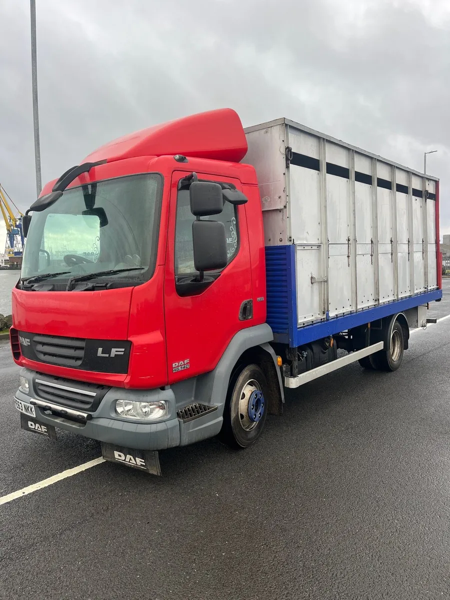 Daf LF 45 140 7.5 ton cattle lorry - Image 1
