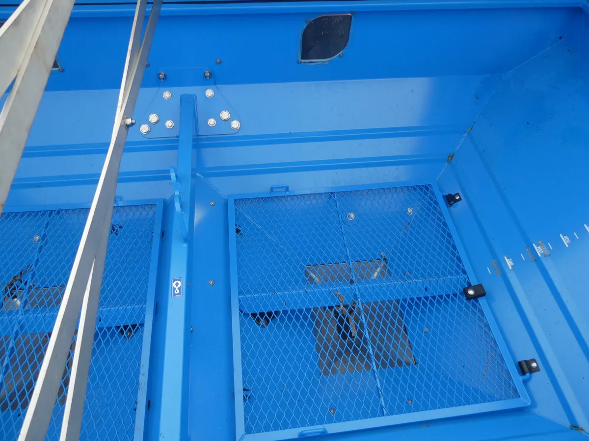 Lemken Tauri 12 Fertiliser Spreader - Image 4