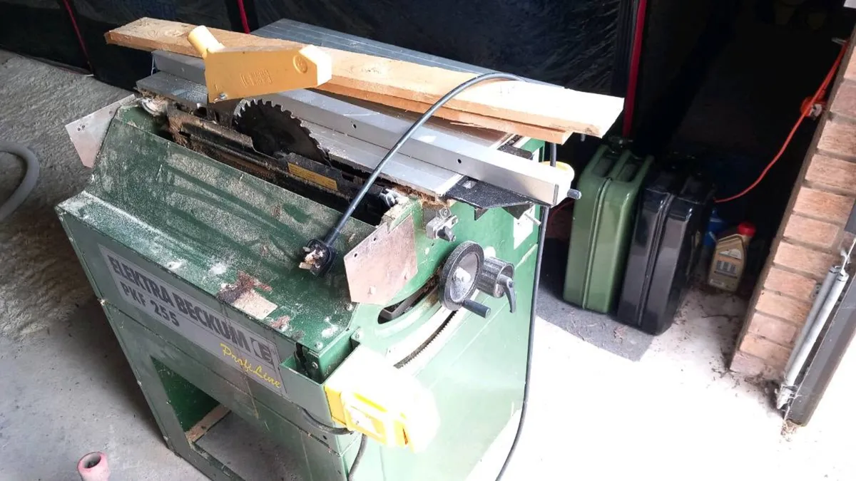 Table saw with dust extractor - Image 1