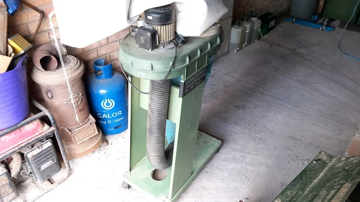 Table saw with dust extractor - Image 2