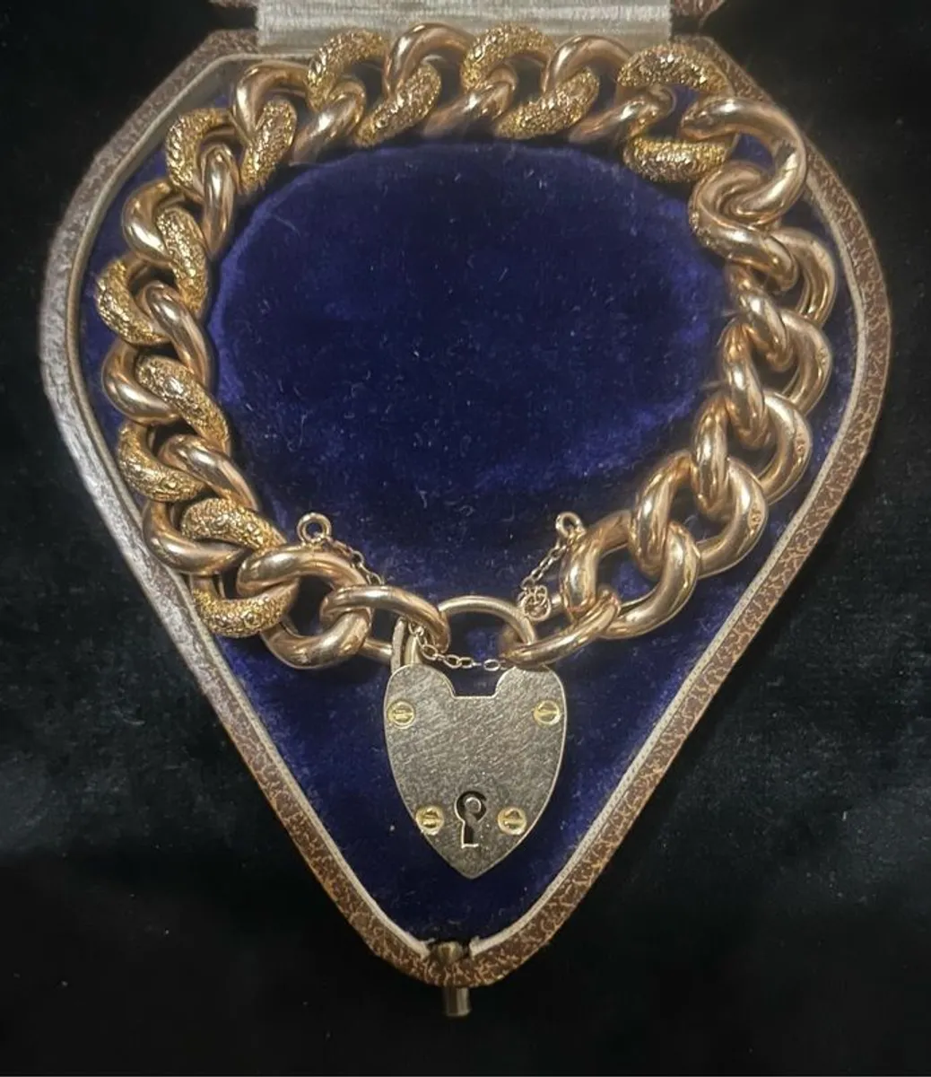 Stunning Antique 9ct Gold Curb Link Bracelet, Heart Clasp and Safety Chain 30.25 grams - Image 1