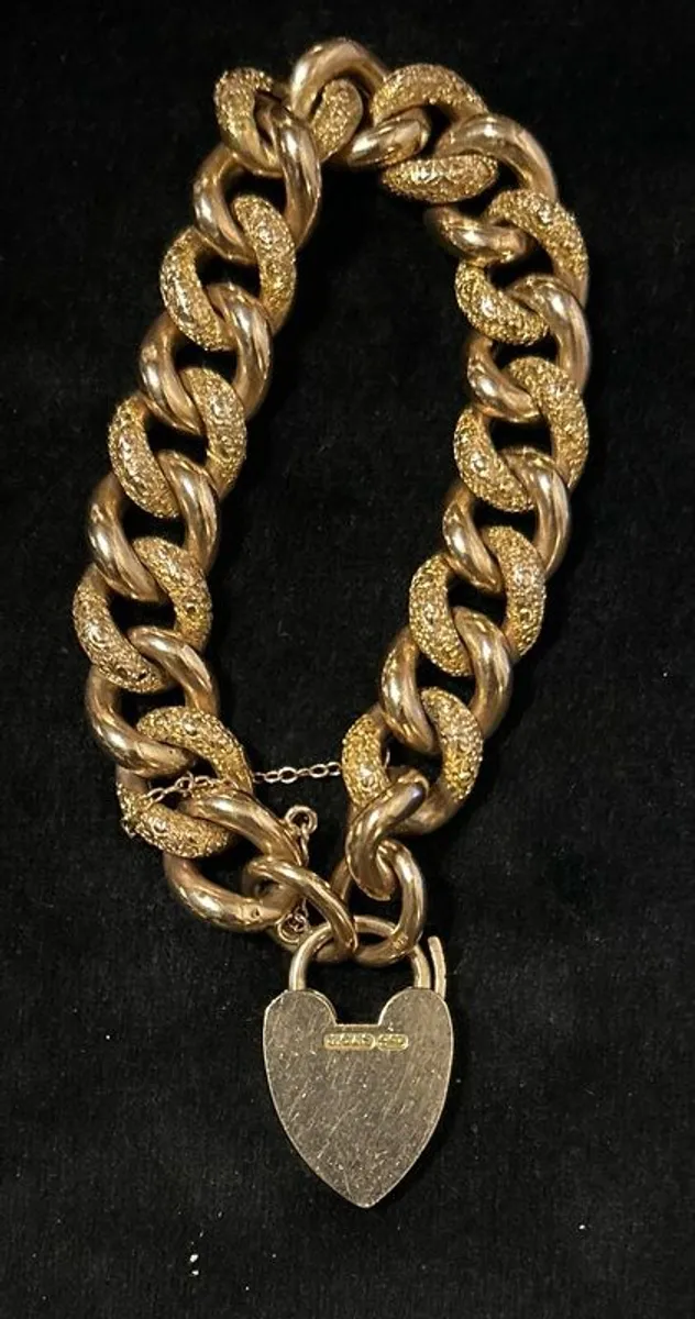 Stunning Antique 9ct Gold Curb Link Bracelet, Heart Clasp and Safety Chain 30.25 grams - Image 2