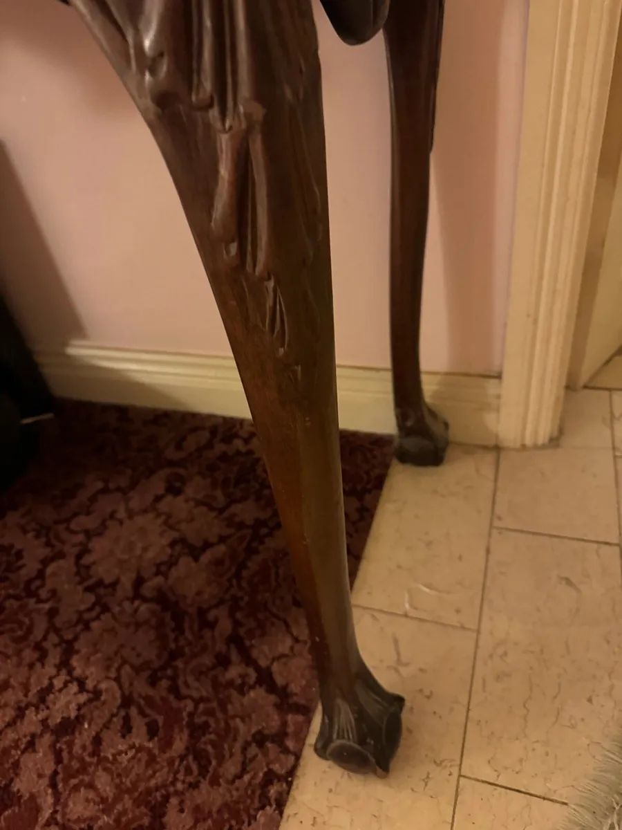 A carved wooden cabriolé-style table - Image 2