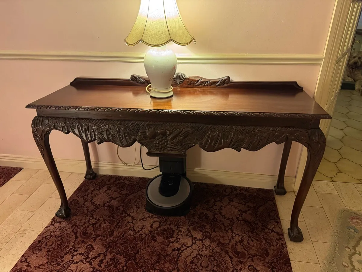 A carved wooden cabriolé-style table - Image 1