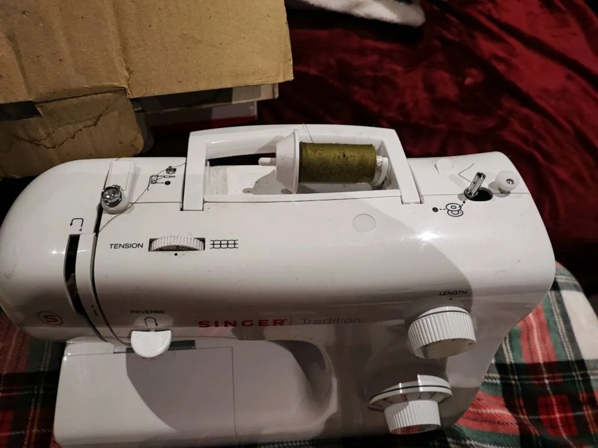 Sewing machine - Image 2