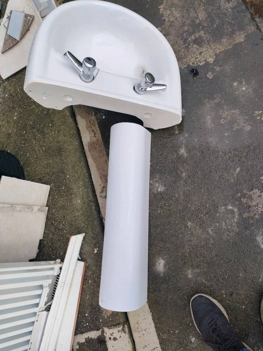 Bathroom sink and pedalstal