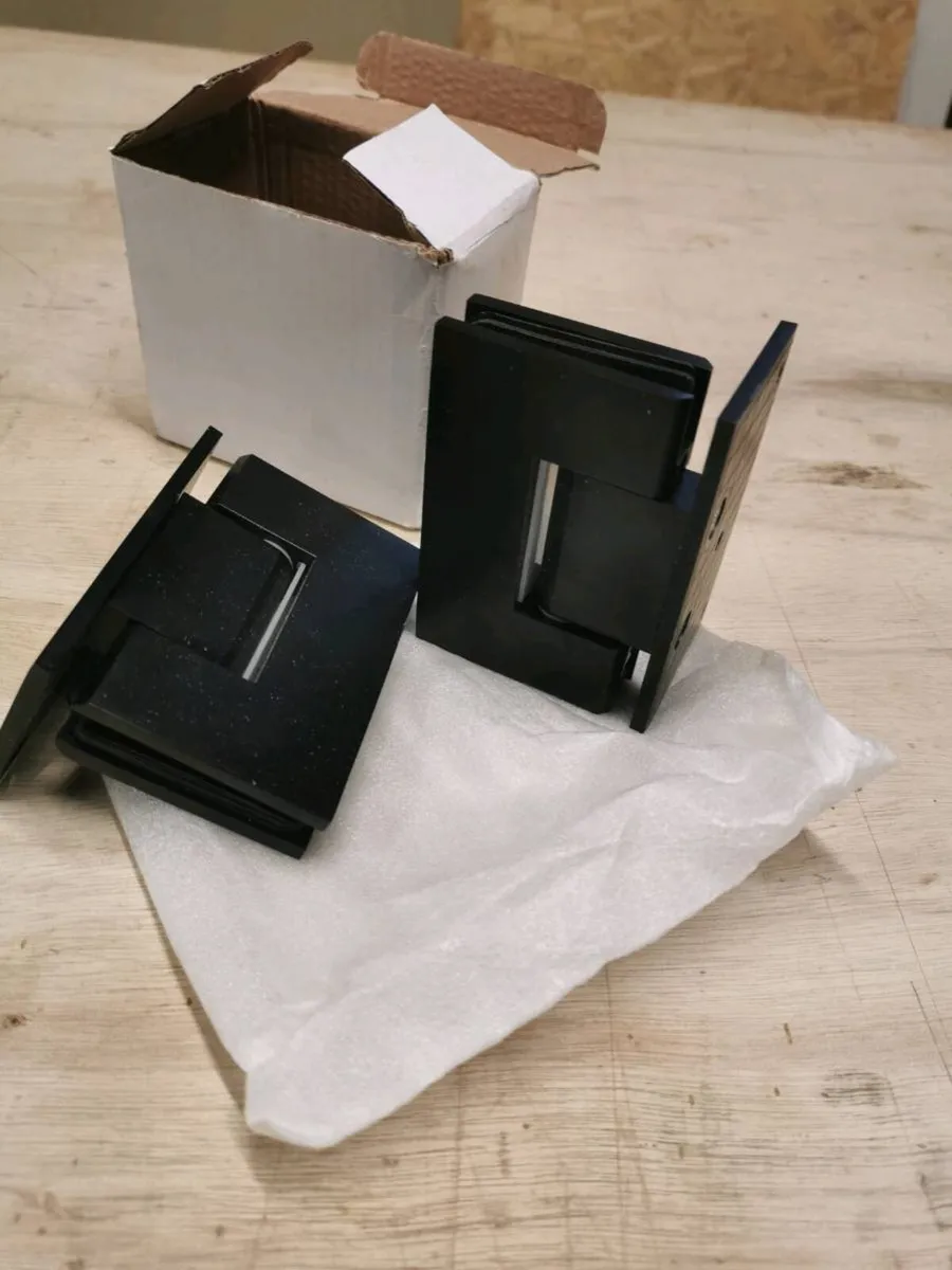 Glass shower door - Image 1