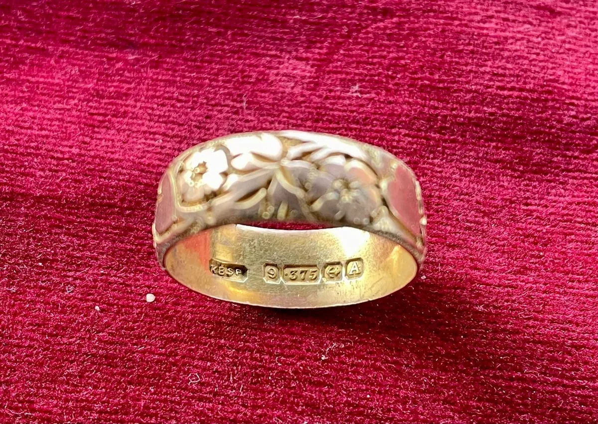 Antique Victorian Gold Engraved Wedding Ring - Image 2