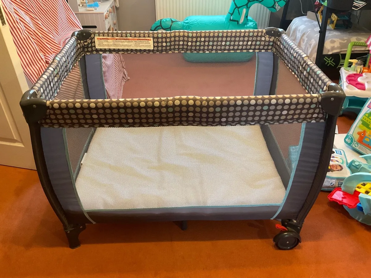 Travel cot - Image 1