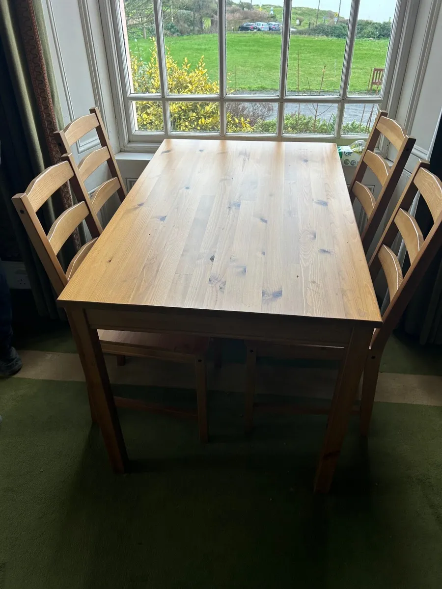 Table and 4 chairs - Image 1