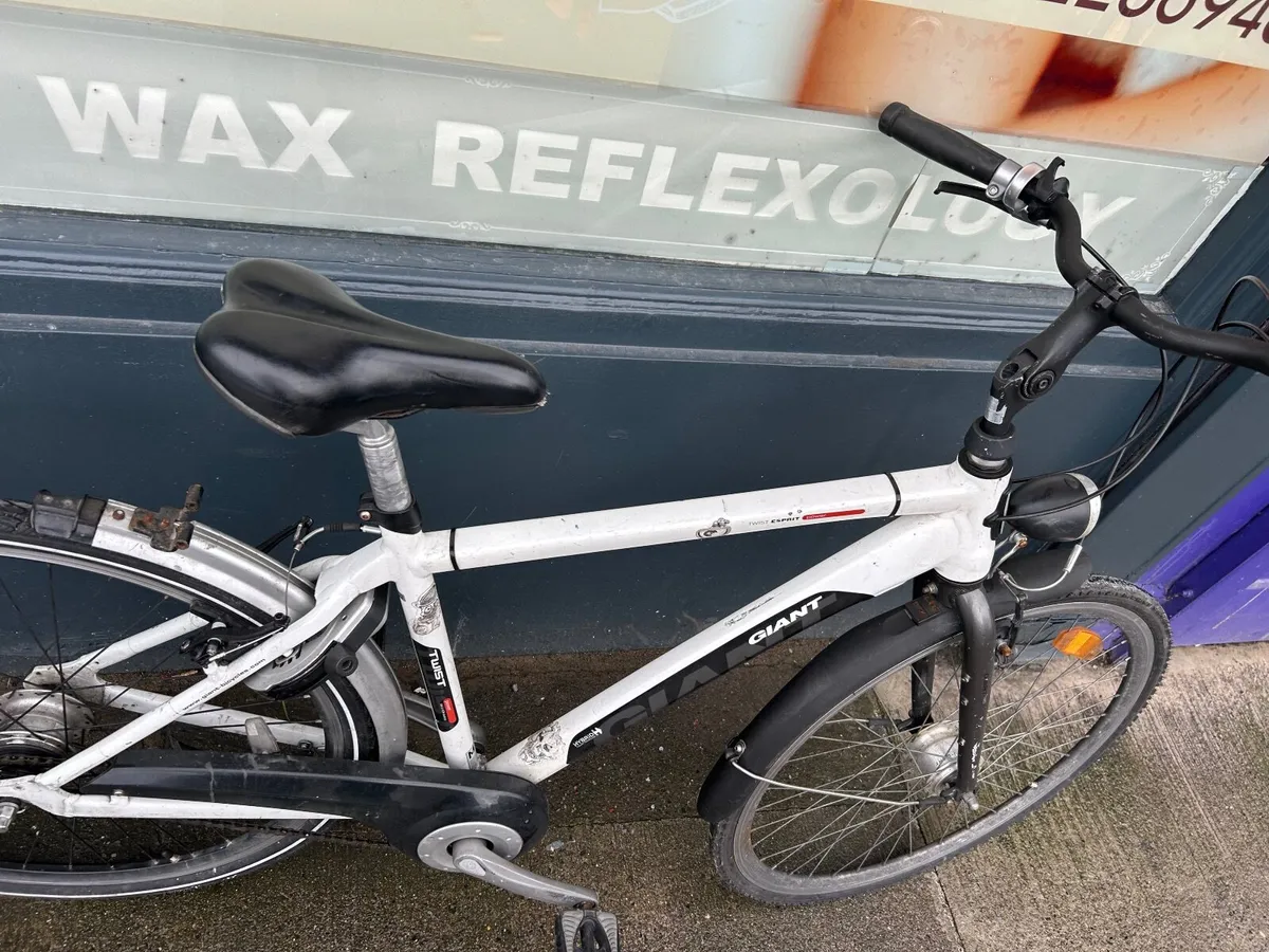 Giant Hybrid bike ❗️Open 7 days of the week ❗️ - Image 4