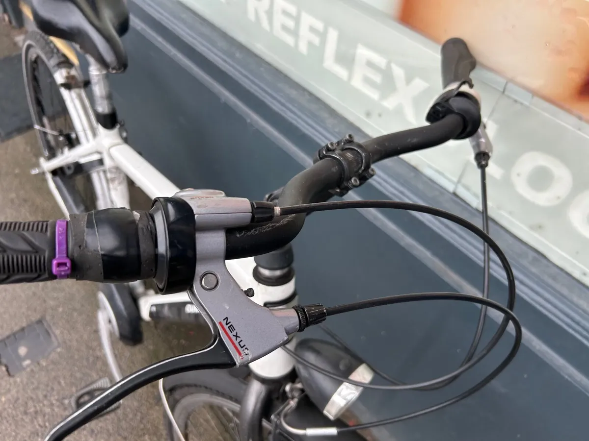 Giant Hybrid bike ❗️Open 7 days of the week ❗️ - Image 2