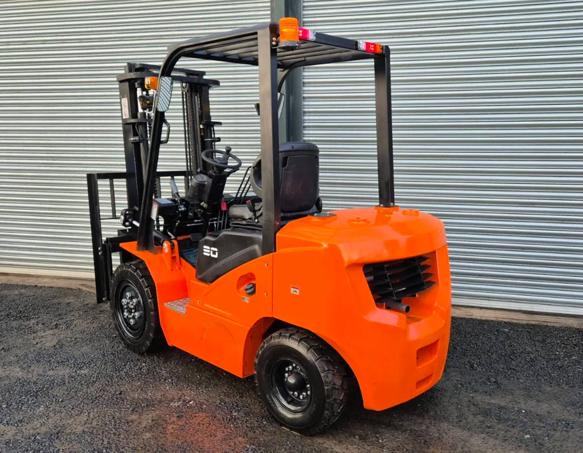 2025 SURESTAC 3 TON DIESEL FORKLIFT - Image 4
