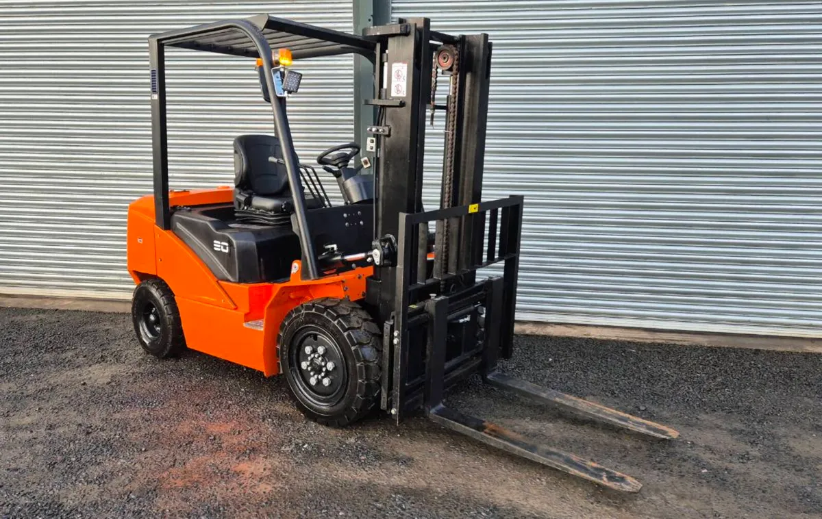 2025 SURESTAC 3 TON DIESEL FORKLIFT - Image 1