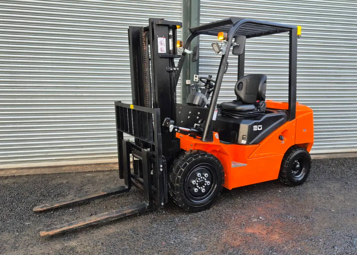 2025 SURESTAC 3 TON DIESEL FORKLIFT - Image 2