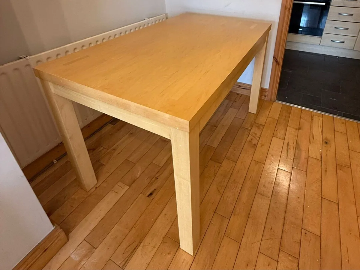 Beautiful Maple Table in excellent condition - Image 2