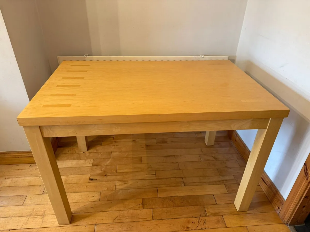 Beautiful Maple Table in excellent condition - Image 3