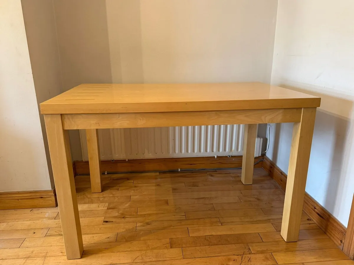 Beautiful Maple Table in excellent condition - Image 4