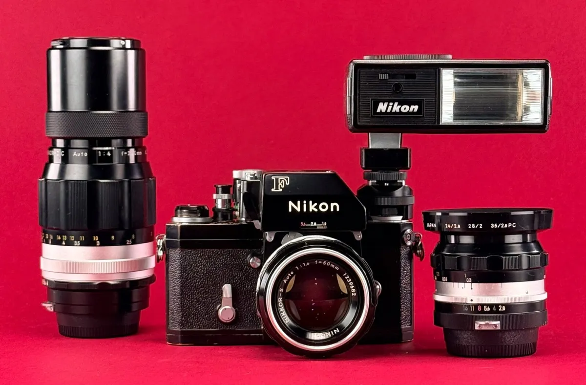 Nikon F complete with accessories - Image 2