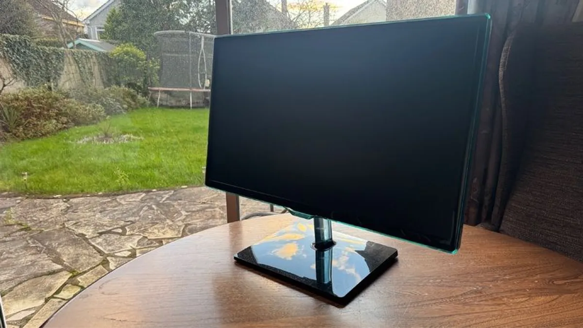 Samsung 24" Smart TV - Image 2